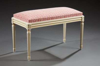 null Banquette de style Louis XVI en bois laqué blanc, garnie d'un tissu rouge à...