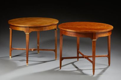 null Paire de tables basses rondes en bois naturel de style Louis XVI, pieds réunis...