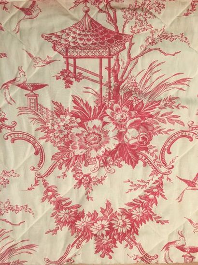 null Un couvre lit en moire blanche matelassé, imprimée d’une toile de Jouy de style...