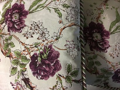 null Deux coussins en moire bleu clair, imprimée de branchages fleuris de roses violettes.

41...