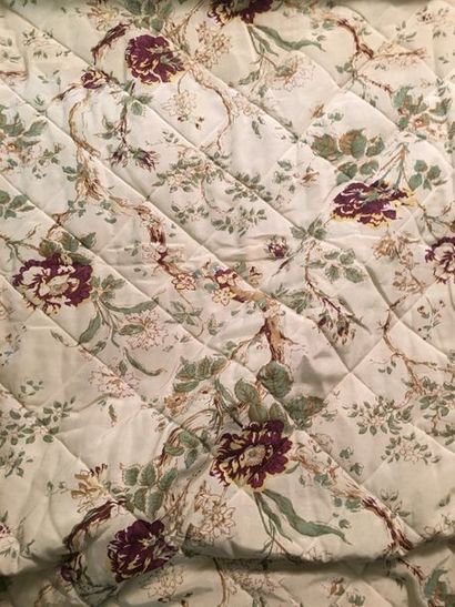 null Couvre-lit en coton blanc matelassé, imprimé de branchages fleuris en vert et...