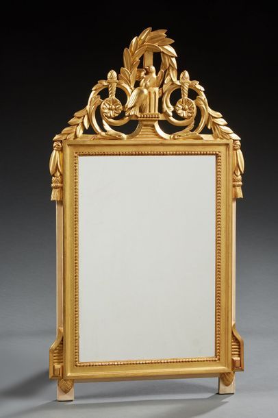 null Miroir à fronton de style Louis XVI en bois sculpté et doré, bordure à frise...