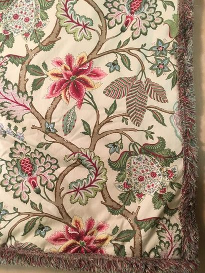 null Paire de rideaux en coton blanc imprimé d’une indienne multicolore rose vert...