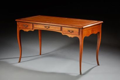 null Bureau plat en bois naturel de style Louis XV ouvrant à trois tiroirs, dessus...