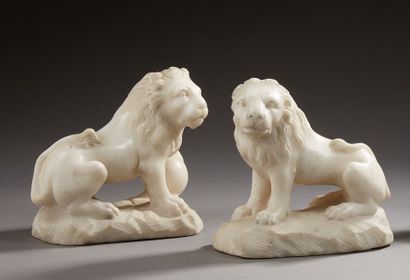 null Paire de lions en marbre blanc sculpté, l'un reposant sa patte sur un globe.

Italie...