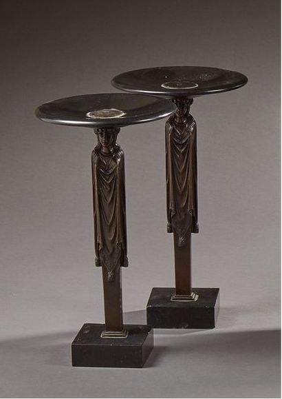 null Paire de tazza d'après l'Antique ou coupelles sur haut piedouche en bronze patiné...