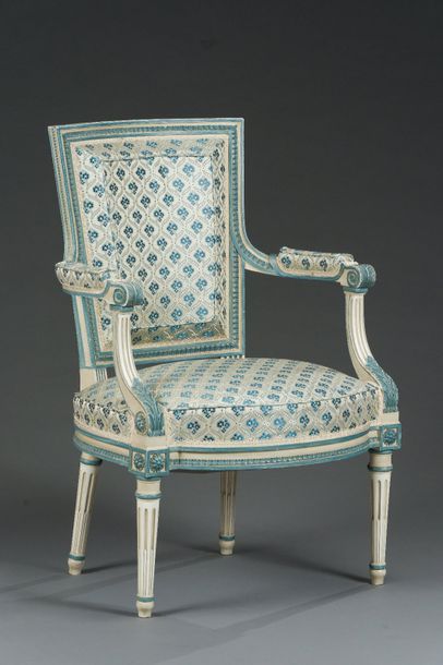 null Fauteuil en bois laqué blanc rechampi bleu, à décor de fleurettes et feuilles...