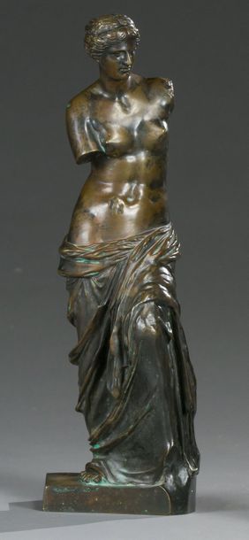 null Figure féminine en bronze patiné représentant la Vénus de Milo drapée à l'Antique.
XIXe...