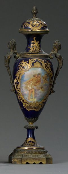null Vase en porcelaine à décor de scènes dans des réserves dorées, riche monture...