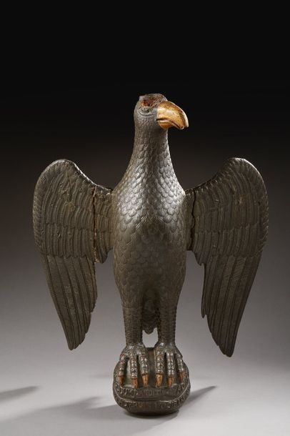 null Partie supérieure de lutrin en bois sculpté et doré représentant un aigle enserrant...