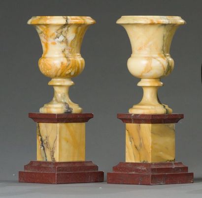 null Paire de vases de forme Médicis en marbre rouge et jaune de Sienne reposant...
