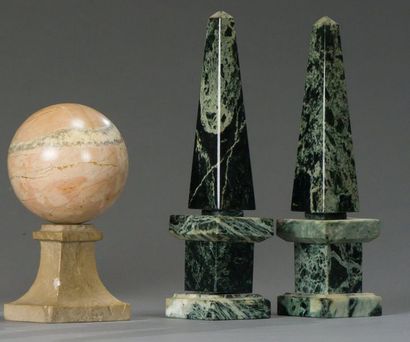 null Trois sculptures en marbre représentant une paire d'obélisques et une sphère...