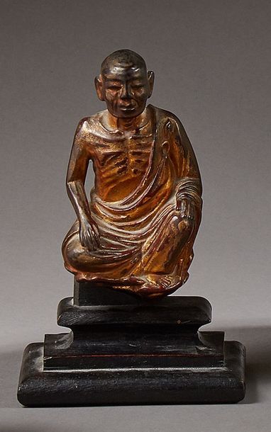 null Moine assis en bois sculpté laqué or.

Japon XIXe siècle

Hauteur : 16 cm

Posé...