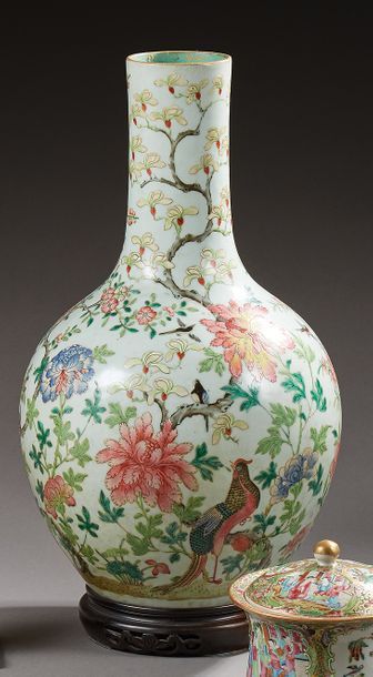 null Vase gourde en porcelaine de Chine à décor polychrome de branchages fleuris...