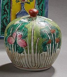 null Petit pot couvert de forme ovoide en porcelaine polychrome à décor de fleurs...