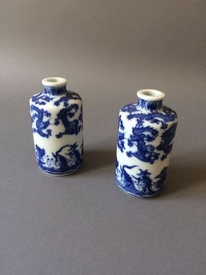 null CHINE - Fin XIXe siècle

Paire de vases cylindriques en porcelaine bleu blanc...