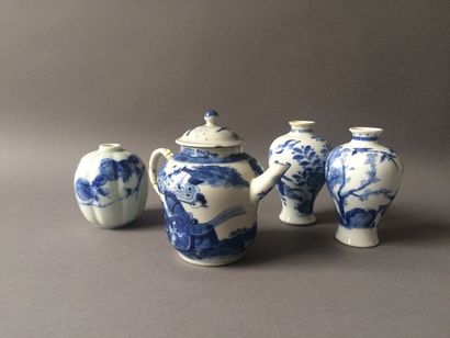 null CHINE - XIXe et XXe siècle

Verseuse en porcelaine bleu blanc à décor de cavaliers...