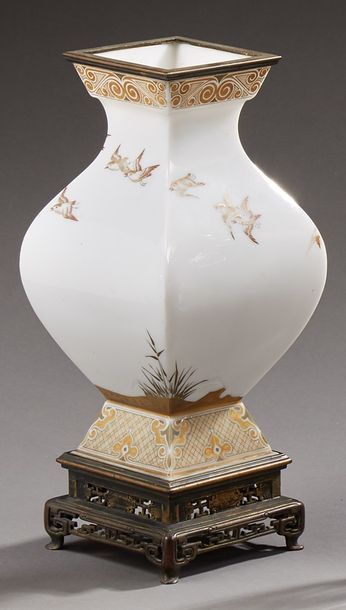 null Vase en verre teinté blanc à décor d'oiseaux polychromes et dorés, monture en...