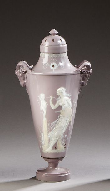 null Manufacture de Sèvres. 

Vase bas relief Boizot garni en porcelaine céladon...