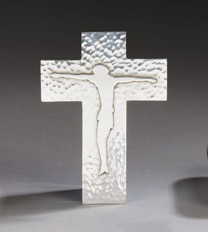 null Jean DESPRES (1889-1980) 

Crucifix en métal argenté martelé.

Signé à la pointe...