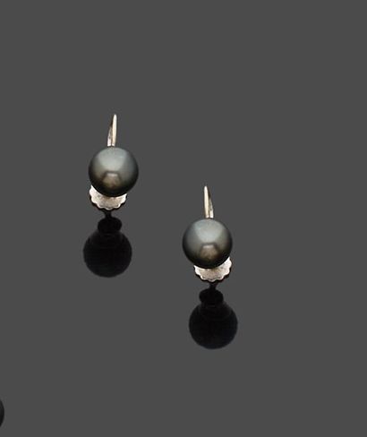 null Paire de boucles d'oreilles en or gris 14 k (585 millièmes) serties d'une perle...