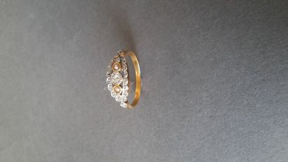 null Petite bague en or jaune 18 k (750 millièmes) ornée au centre d'un petit diamant...