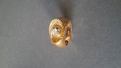 null Bague chevalière en or jaune 18 k (750 millièmes) à décor d'entrelac centré...