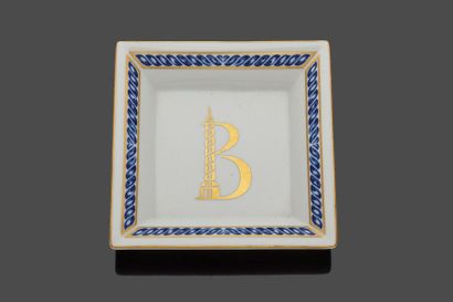 null Cendrier carré en porcelaine à décor bleu et doré du monogramme B au centre...
