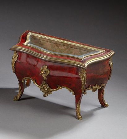 null Coffret présentoir à bijoux en forme de commode de style Louis XV en bois de...