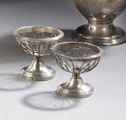 null Paire de salières rondes en argent à décor de godrons ajourés, reposant sur...