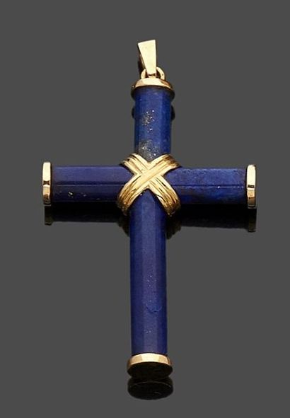null Croix crucifix en lapis lazuli, monture en or jaune 18 k (750 millièmes).

Poids...