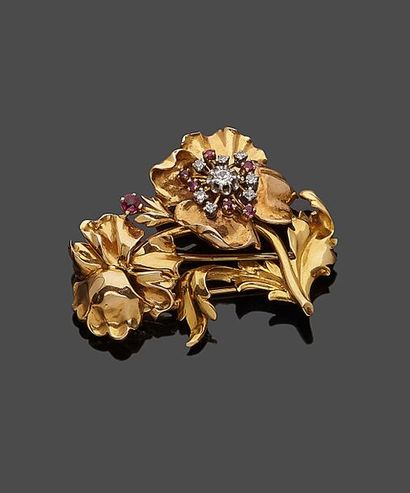 null Clip de corsage fleurs en or 18 k (750 millièmes), une fleur sertie d'un diamant...
