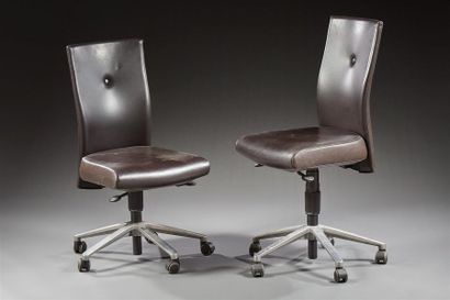 null Burkhard VOGTHERR 
Edition Fritz HANSEN
« Spin » modèle créé en 2004
Deux chaises...
