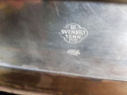 null Petite pendule de chevet suédoise en métal argenté de forme carrée sur talon...