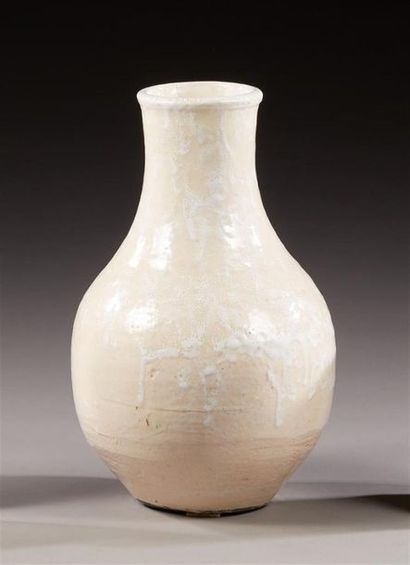 null Jacques LENOBLE (1875-1939)
Vase ovoide à haut col en gres sous couverte beige...