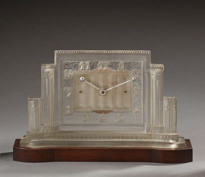 null Léon HATOT (1883-1953)
Pendule en verre moulé préssé. Vers 1930. Sur sa base...
