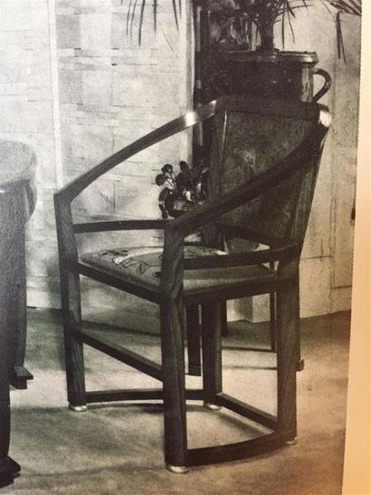 null Pierre CHAREAU (1883-1950)
Paire de fauteuils gondole sur quatre pieds en sycomore...