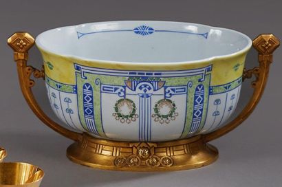 null CHRISTOFLE orfèvre. L'Inéa, série conçue vers 1919
Jardinière en porcelaine...