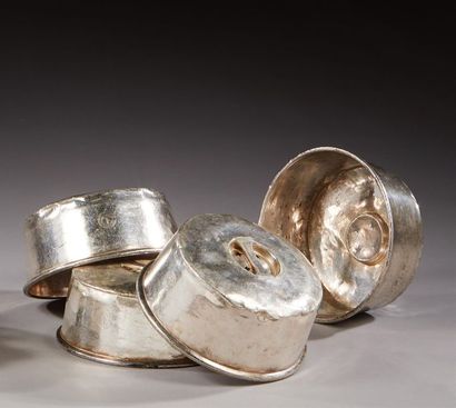 null Luc LANEL (1893-1965)
CHRISTOFLE Orfèvre
Quatre cloches en métal argenté, vers...