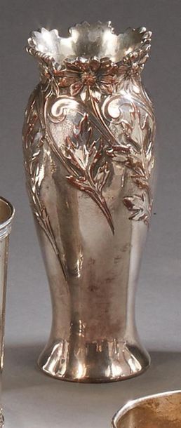 null CHRISTOFLE orfèvre
Vase en métal argenté de forme balustre, le col évasé à décor...