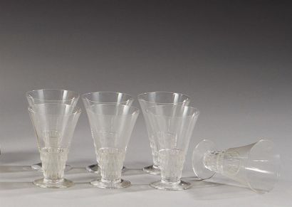 null René LALIQUE (1860-1945)
Sept verres coniques stylisés ornés à la base de trois...