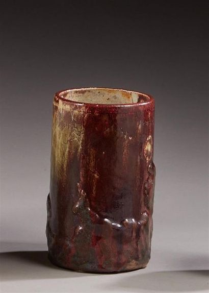 null EMILE DECOEUR (1876-1953)
Vase rouleau en grés à couverte à coulures sang de...