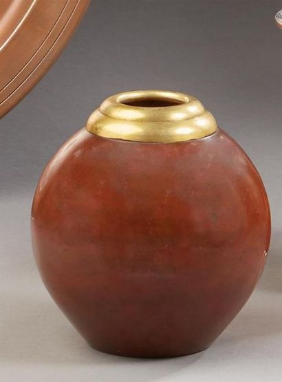 null CHRISTOFLE, travail de Luc LANEL (1893 - 1965) pour Christofle.
Vase ovoide...