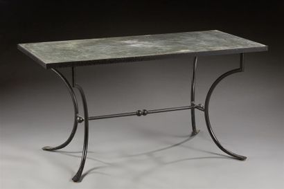 null Table à plateau rectangulaire en marbre vert sur un piètement associé en fer...