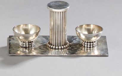 null Jean DESPRES (1889-1980)
Double salière en métal argenté, la prise centrale...