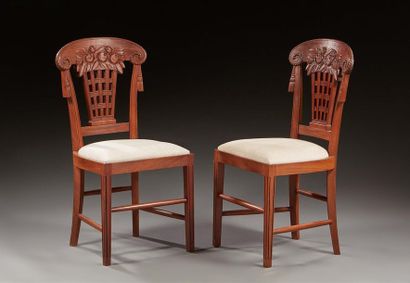 null SUE ET MARE (1875-1968)
" Panier fleuri " 
Paire de chaises en bois sculpté...