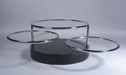  Table basse circulaire modulable à trois plateaux vitrés. Sur une base en plinthe... Gazette Drouot