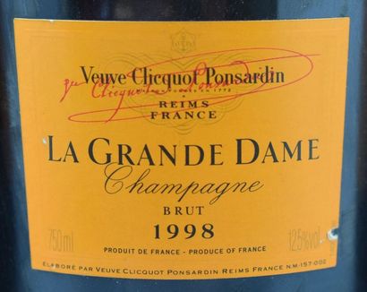 null 6 bouteilles CHAMPAGNE "La Grande Dame", Veuve Clicquot 1998 (LB) Vendu en collaboration...
