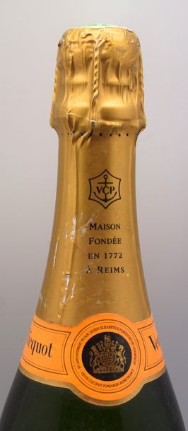 null 1 bottle CHAMPAGNE Veuve Clicquot (glue l clawed) 