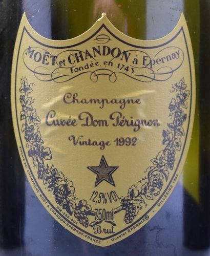 null 6 bouteilles CHAMPAGNE "Dom Pérignon", Moët & Chamdon 1992 (2 caps abimées)...